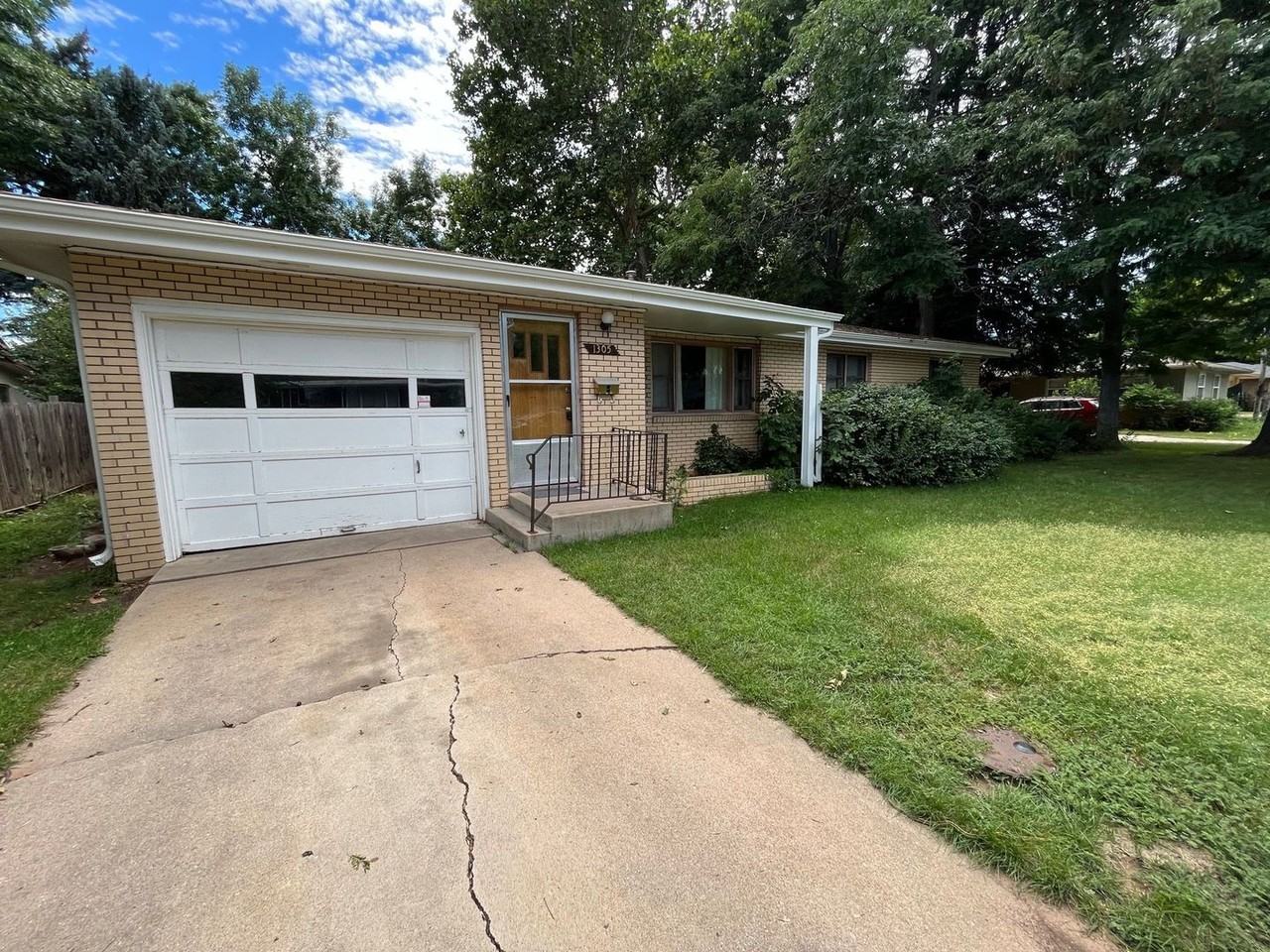 1305 Springfield Dr - Photo 3 of 24