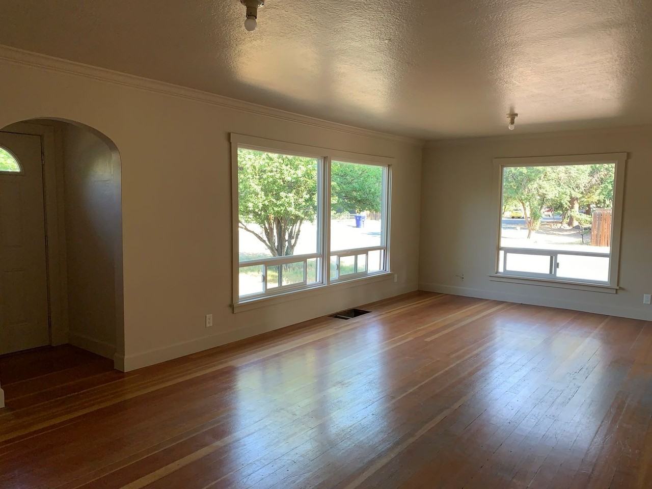 740 Nw Federal St - Photo 3 of 12