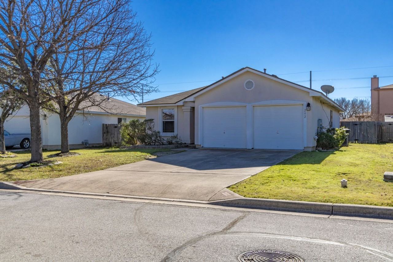 202 Golden Gate Dr - Photo 2 of 25