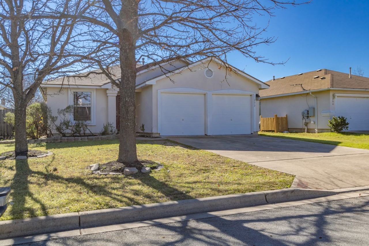 202 Golden Gate Dr - Photo 3 of 25