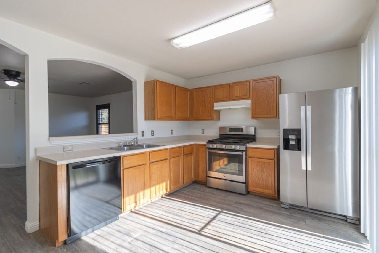 202 Golden Gate Dr - Photo 4 of 25