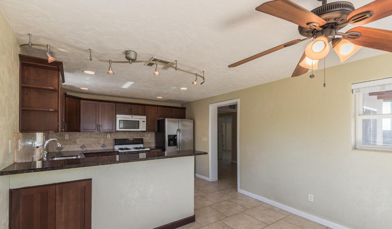 410 E Waverly St - Photo 3 of 21