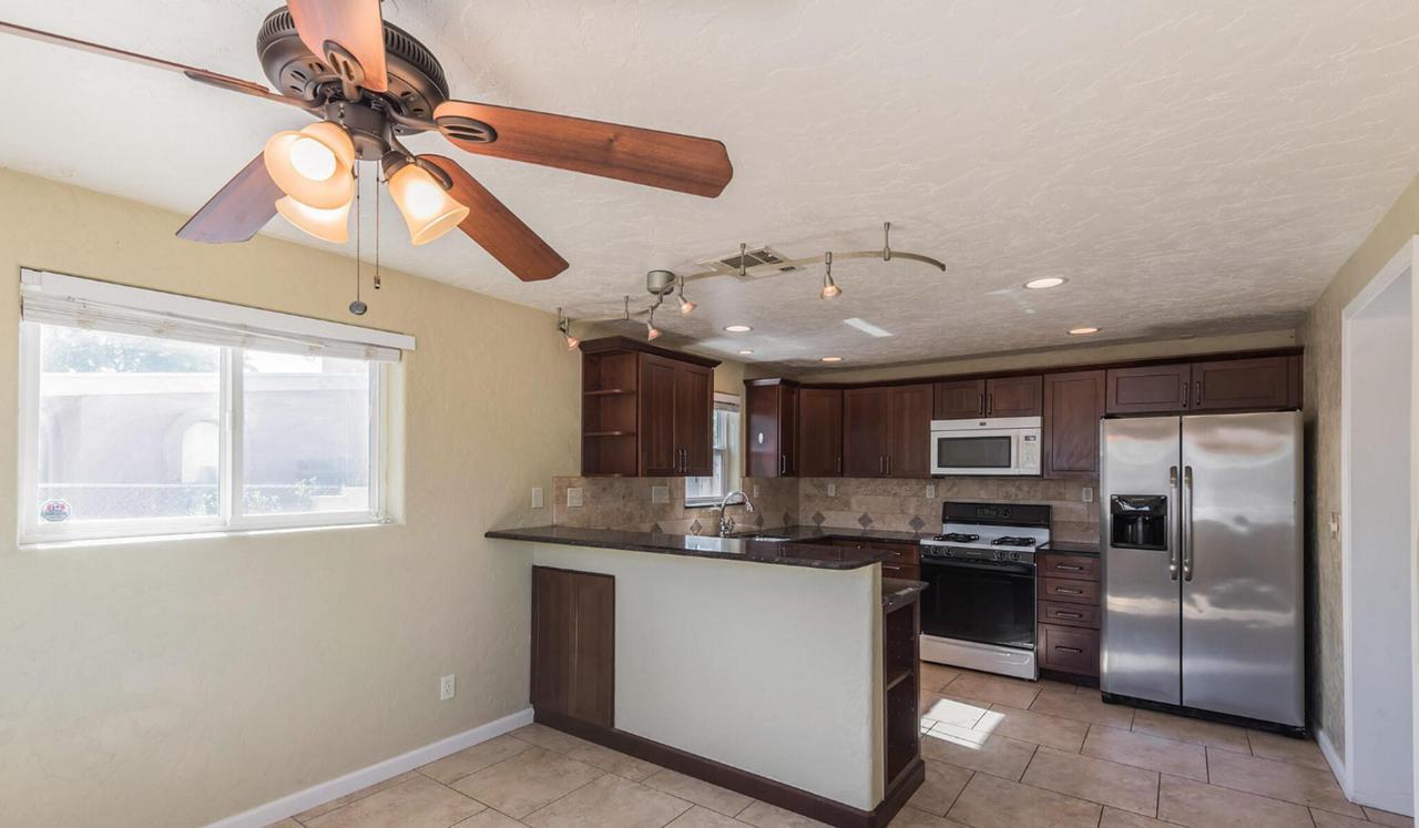 410 E Waverly St - Photo 7 of 21