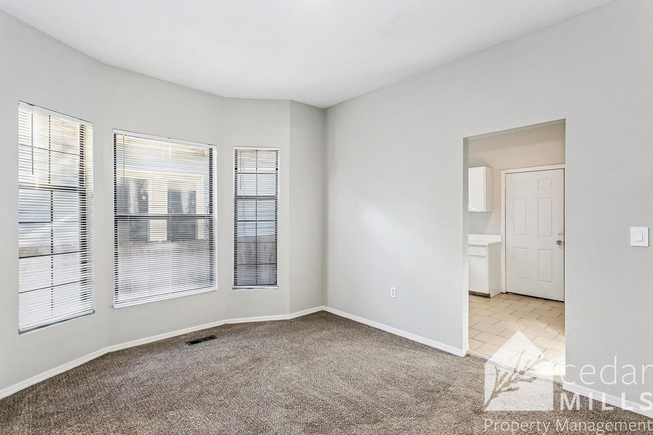 1313 S Market St - Photo 4 of 11