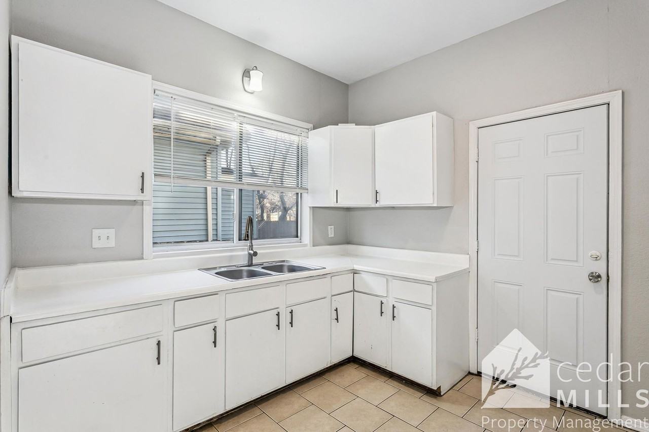 1313 S Market St - Photo 7 of 11