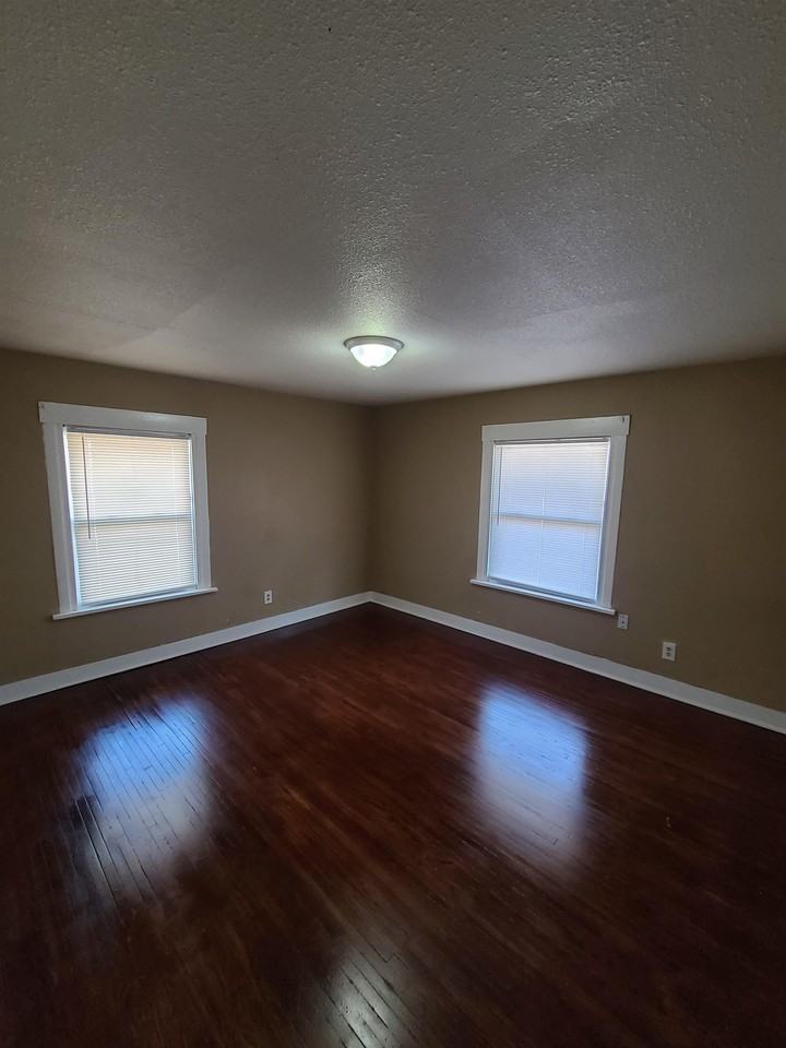 308 Baltimore St - Photo 4 of 12