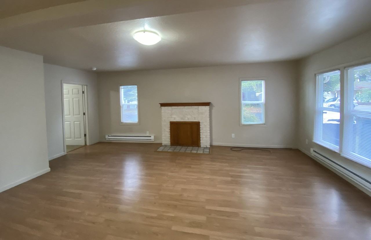 726 Water St - Photo 4 of 12