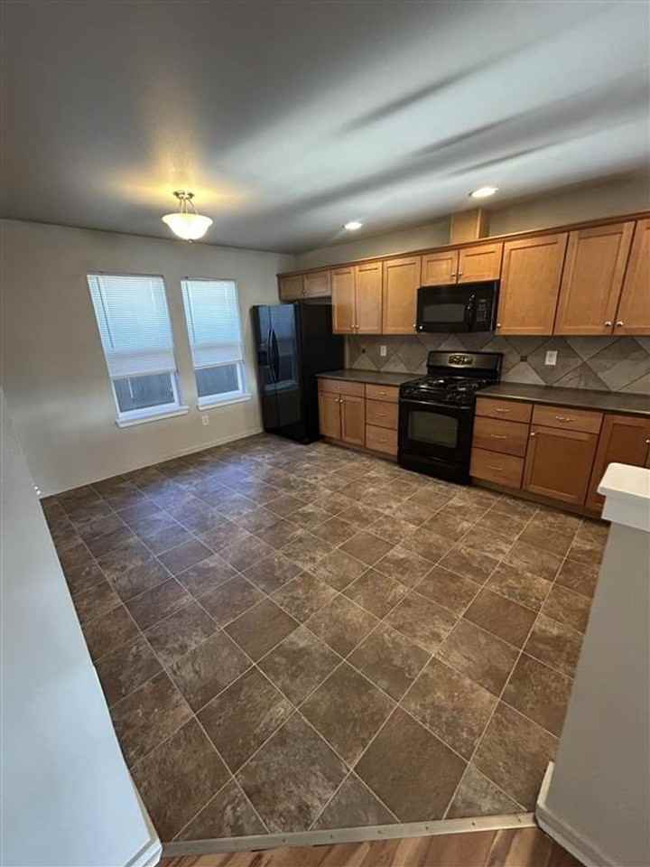 211 Walnut Grove Ct - Photo 3 of 14