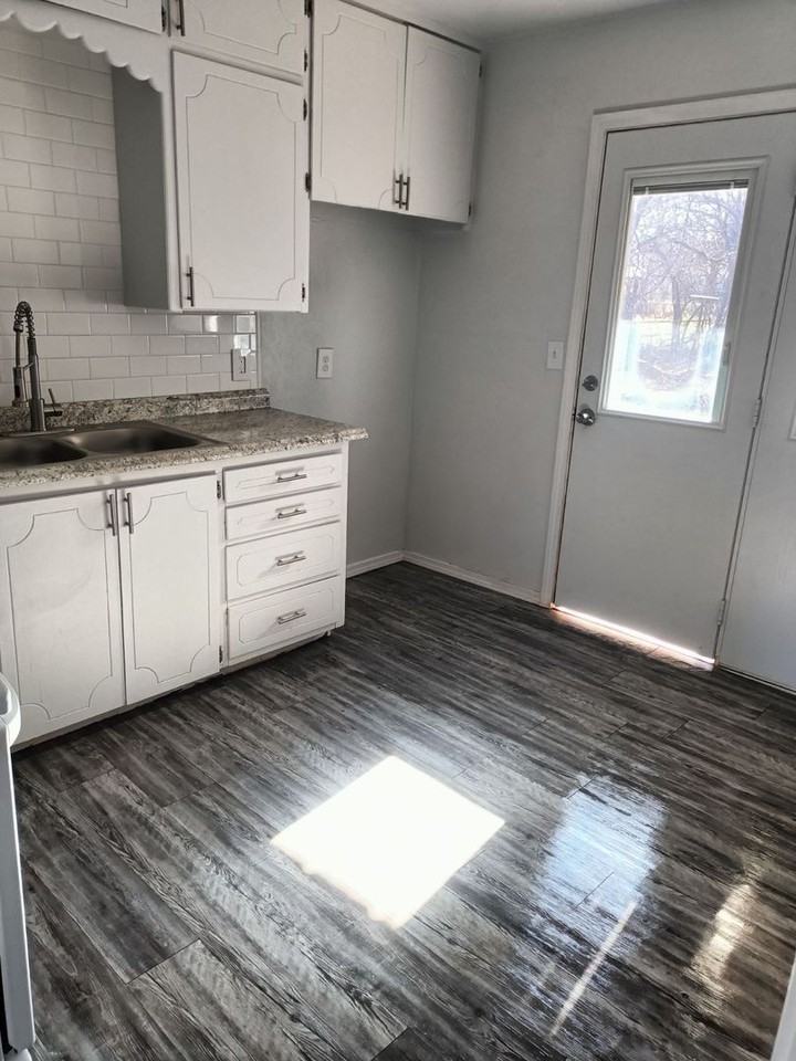 1606 Se 61st St - Photo 3 of 13