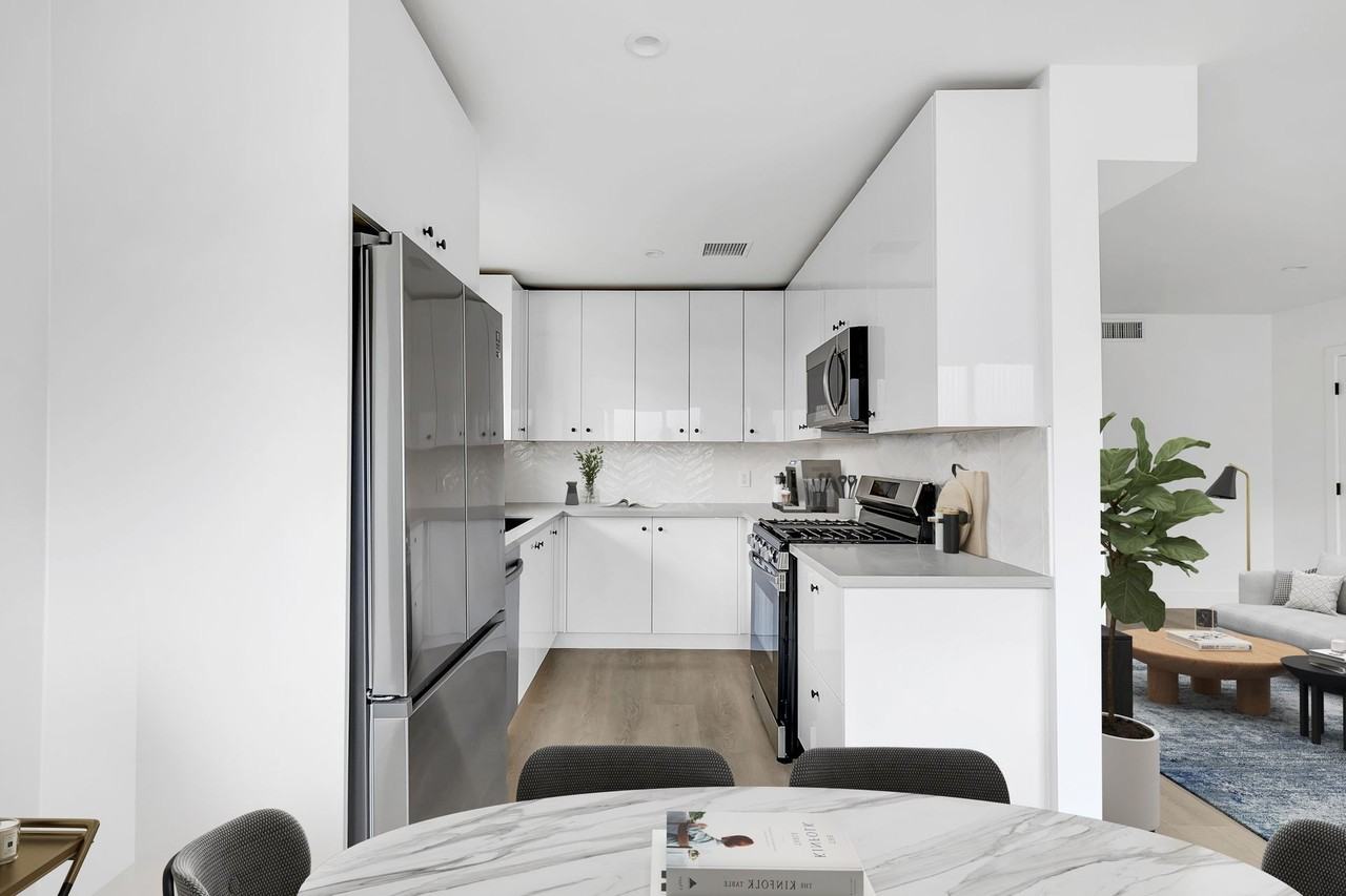 Modern 1 & 2 Beds in Vibrant Hollywood: 5606 Lexington Offers Gated Entry & In - Photo 2 of 5