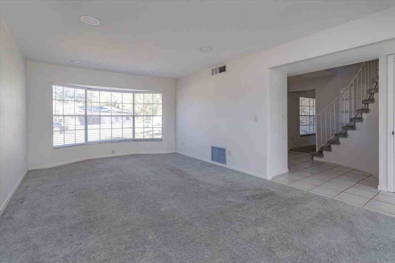 240 Slade Dr - Photo 3 of 24