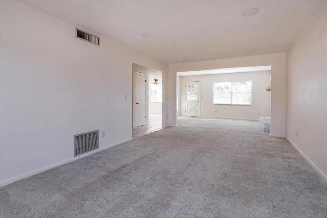 240 Slade Dr - Photo 4 of 24