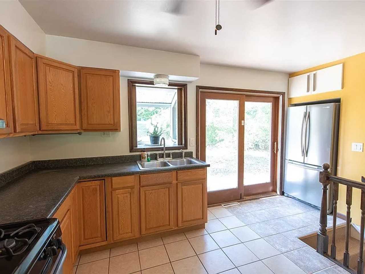 2536 E 8th St - Photo 7 of 24