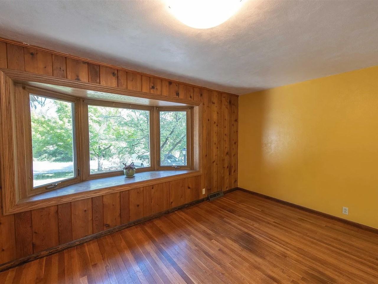 2536 E 8th St - Photo 3 of 24