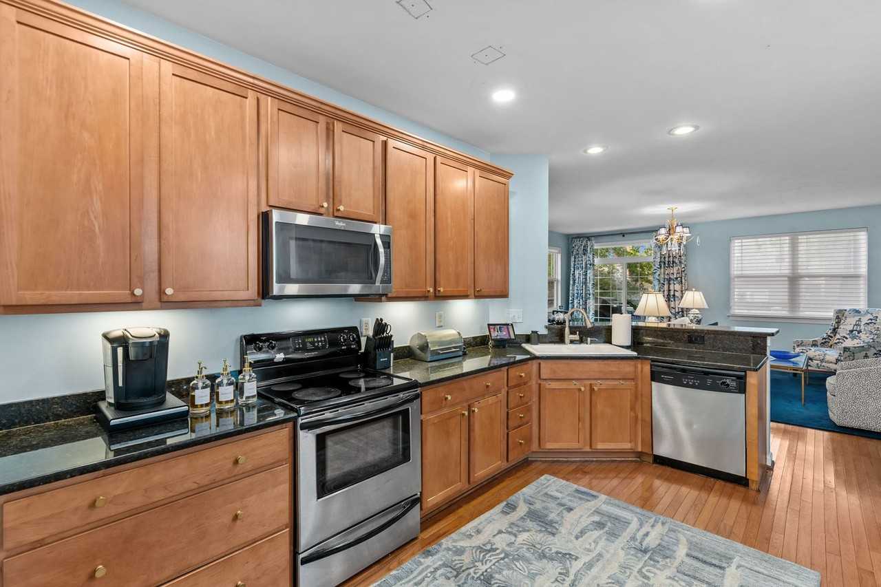 1405 Longwood Dr - Photo 4 of 32