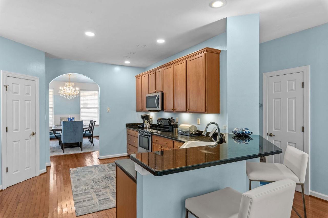 1405 Longwood Dr - Photo 7 of 32