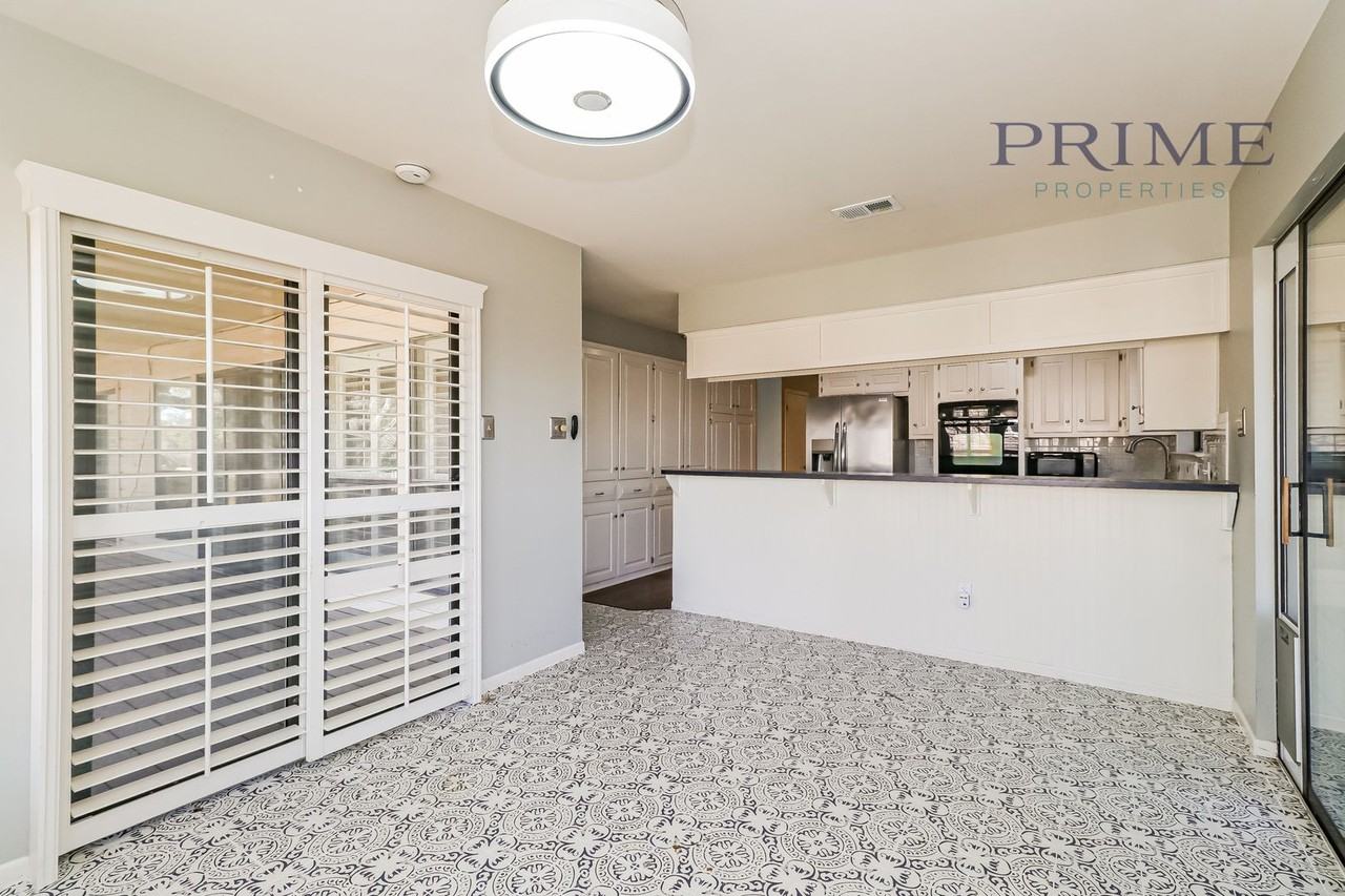 208 Crescent Blf - Photo 4 of 21