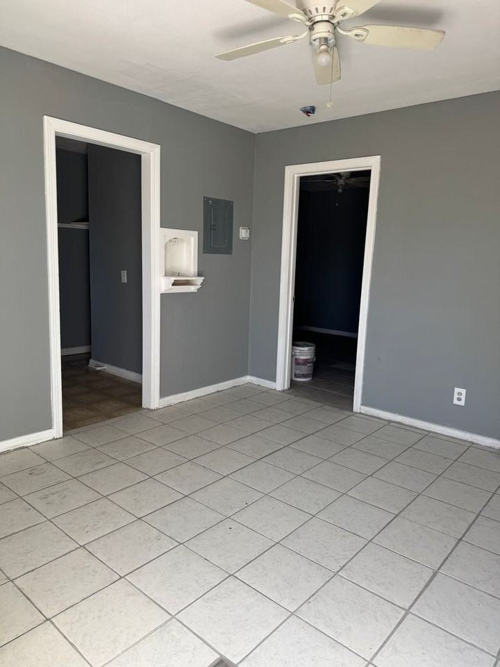 920 S Bryan - Photo 2 of 8