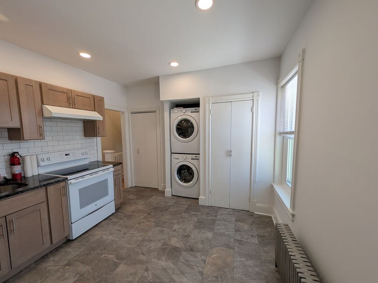 1105 Queen St - Photo 2 of 12