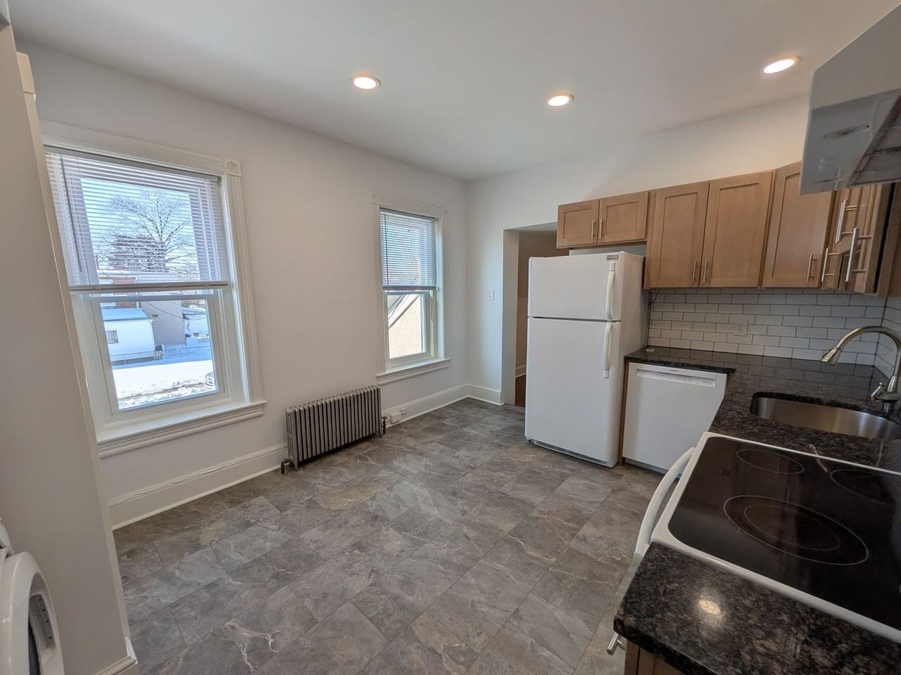 1105 Queen St - Photo 3 of 12