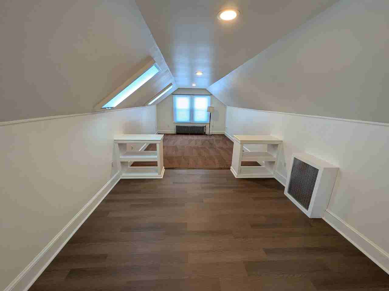 1105 Queen St - Photo 4 of 12