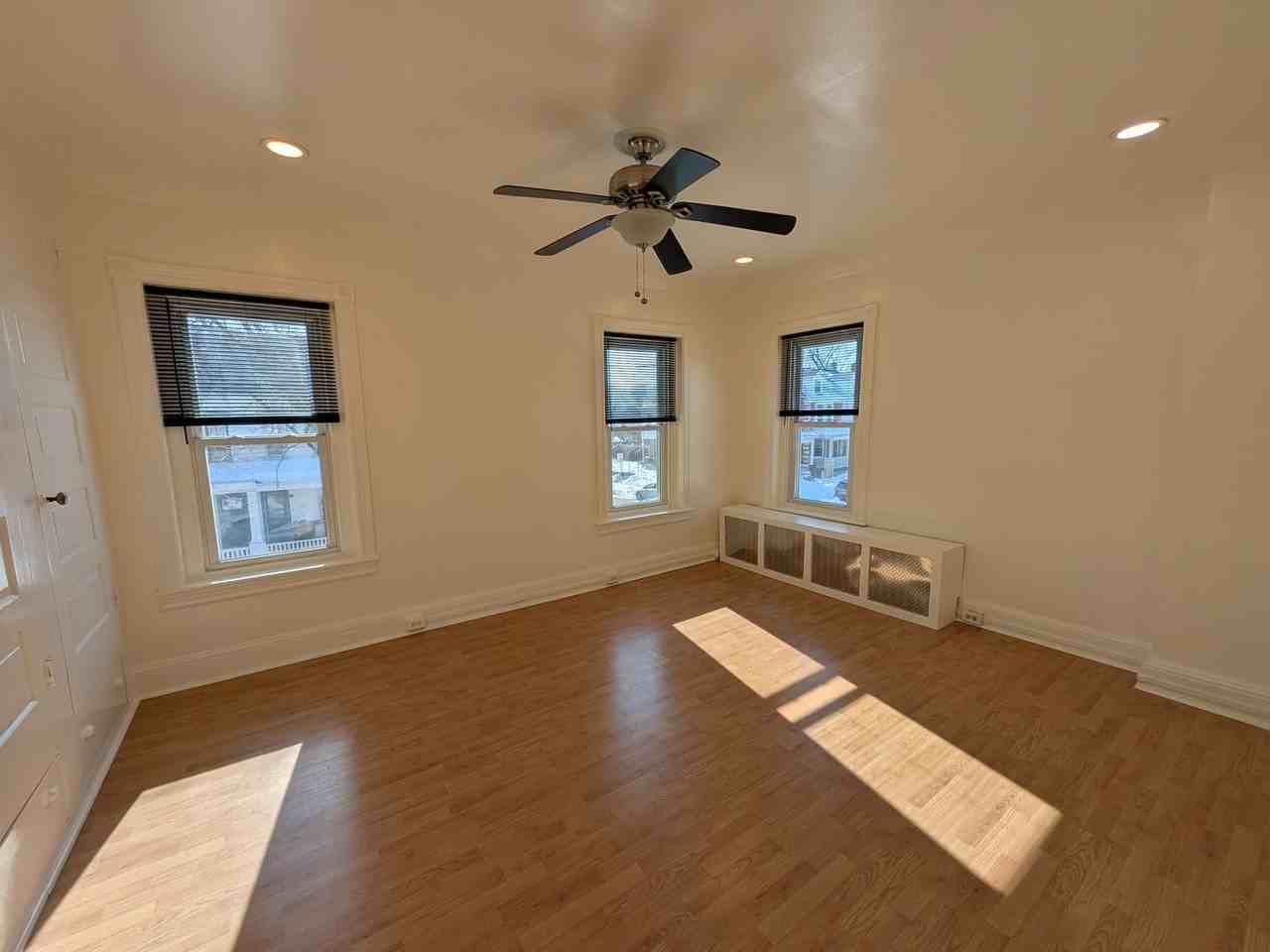 1105 Queen St - Photo 5 of 12