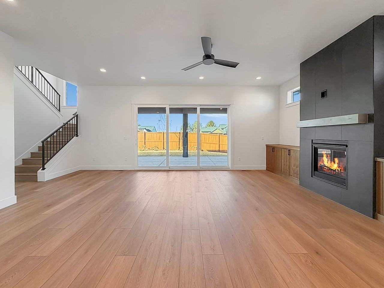 893 N Danville Ave - Photo 2 of 34