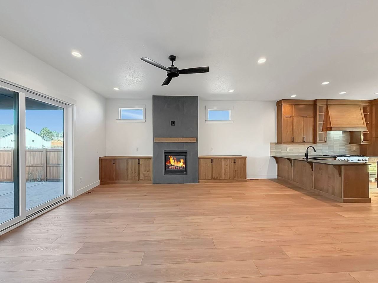 893 N Danville Ave - Photo 3 of 34