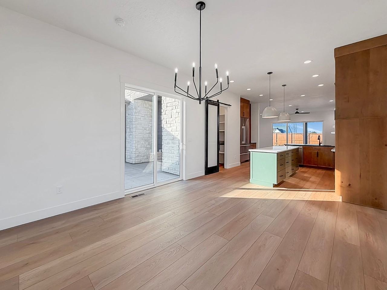 893 N Danville Ave - Photo 5 of 34