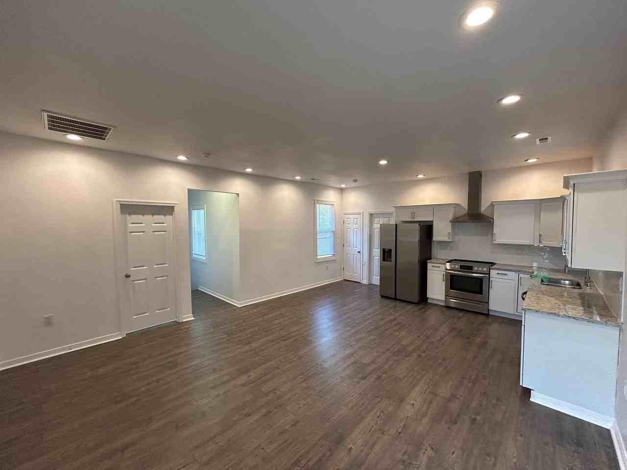 1404 Miller Ave - Photo 3 of 15