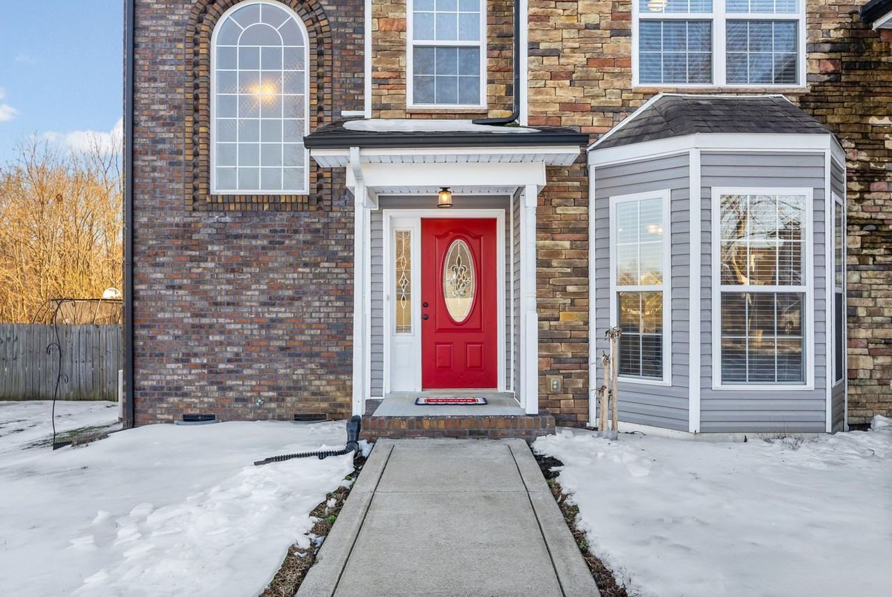 1544 Hattie Ln - Photo 3 of 39