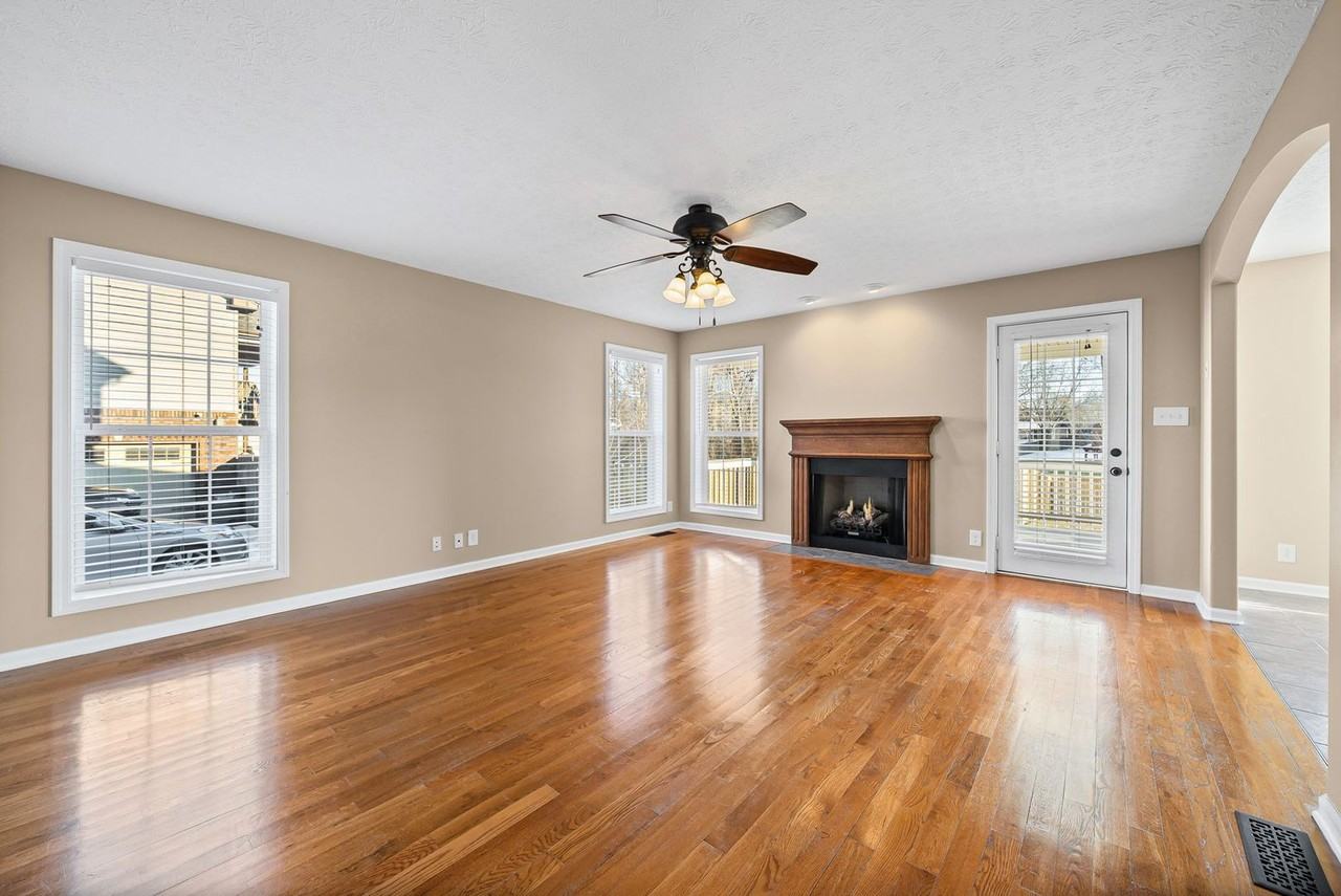 1544 Hattie Ln - Photo 5 of 39