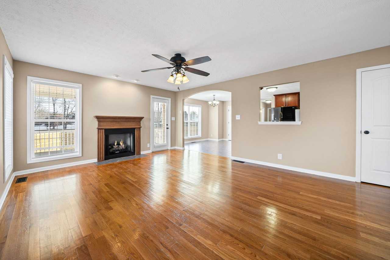 1544 Hattie Ln - Photo 7 of 39