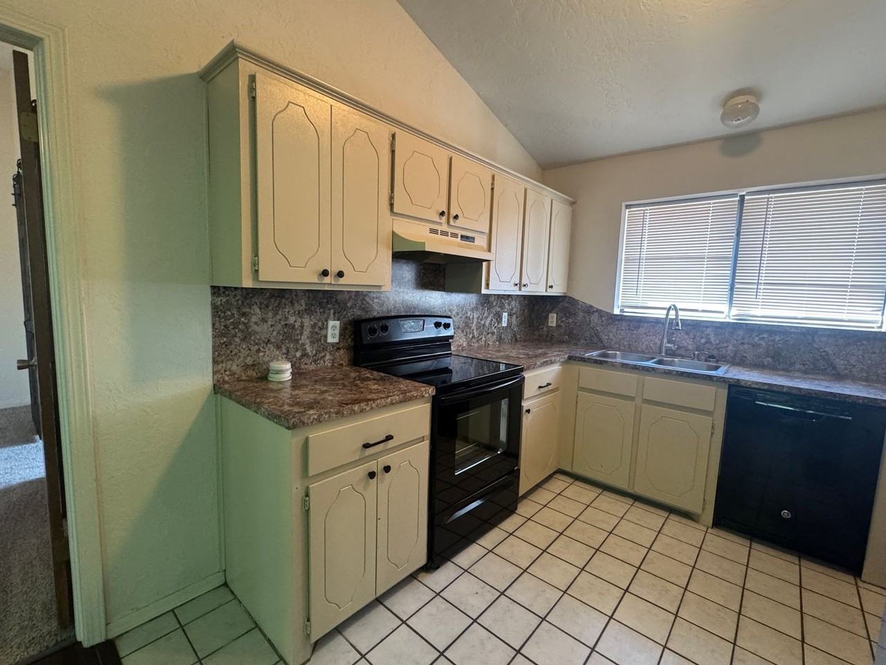 3912 Sw Parkridge Blvd - Photo 3 of 15