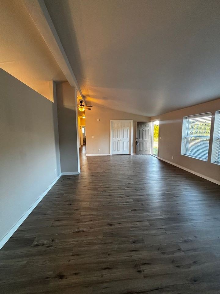 208 Central St - Photo 4 of 18