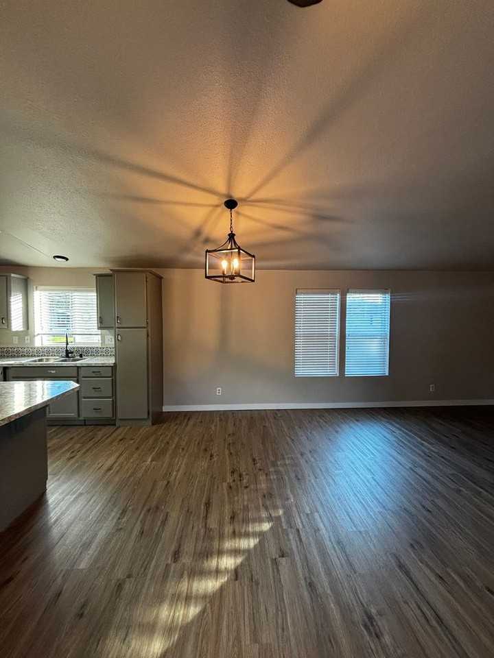 208 Central St - Photo 5 of 18