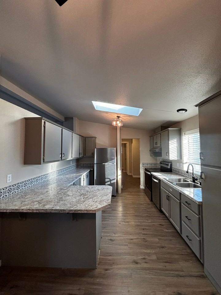 208 Central St - Photo 6 of 18