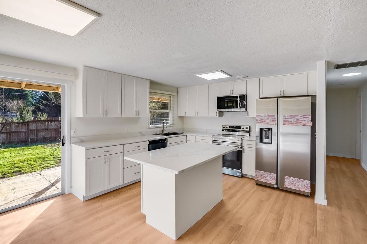 5960 Kenny St - Photo 4 of 12