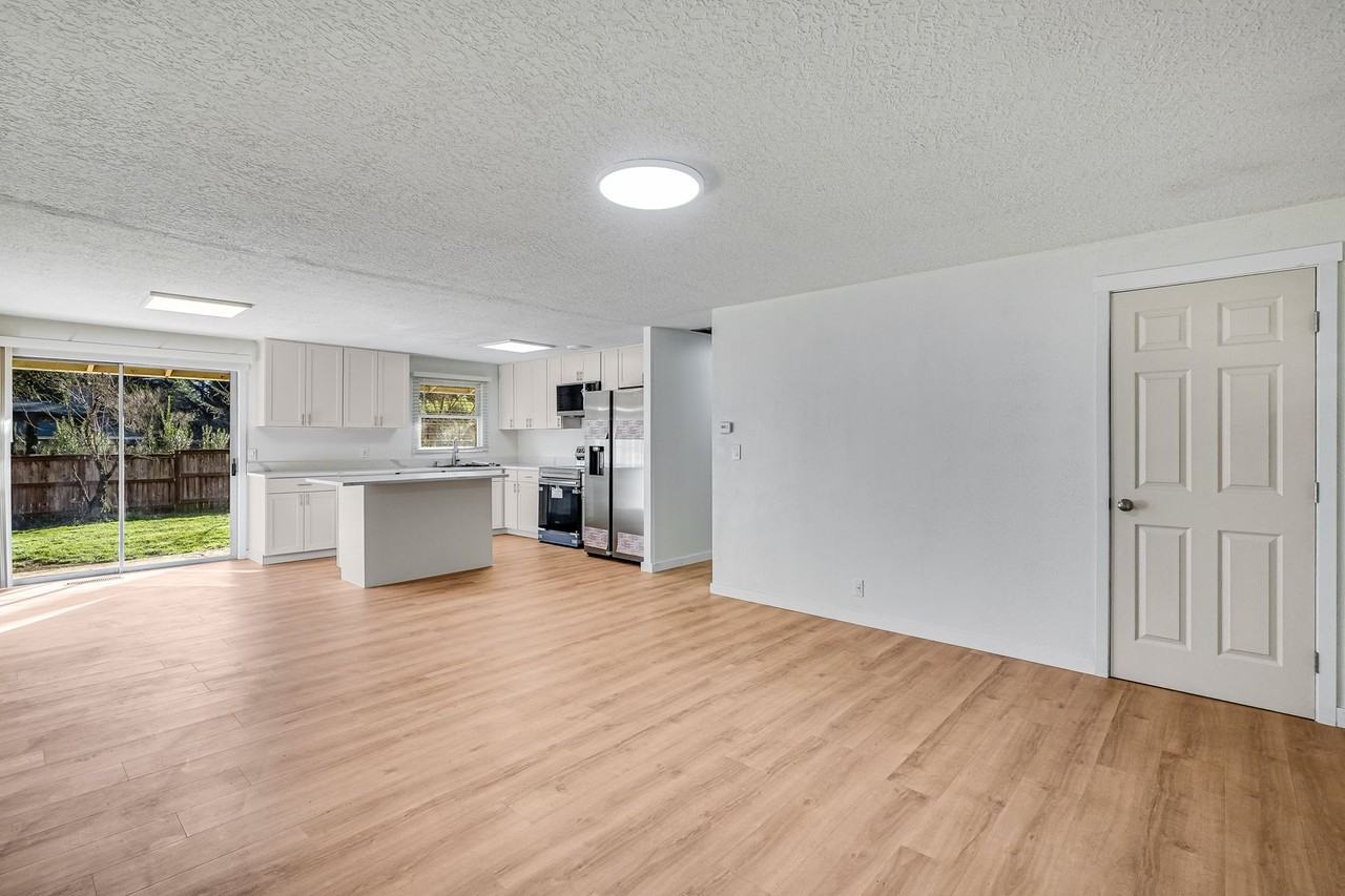 5960 Kenny St - Photo 5 of 12