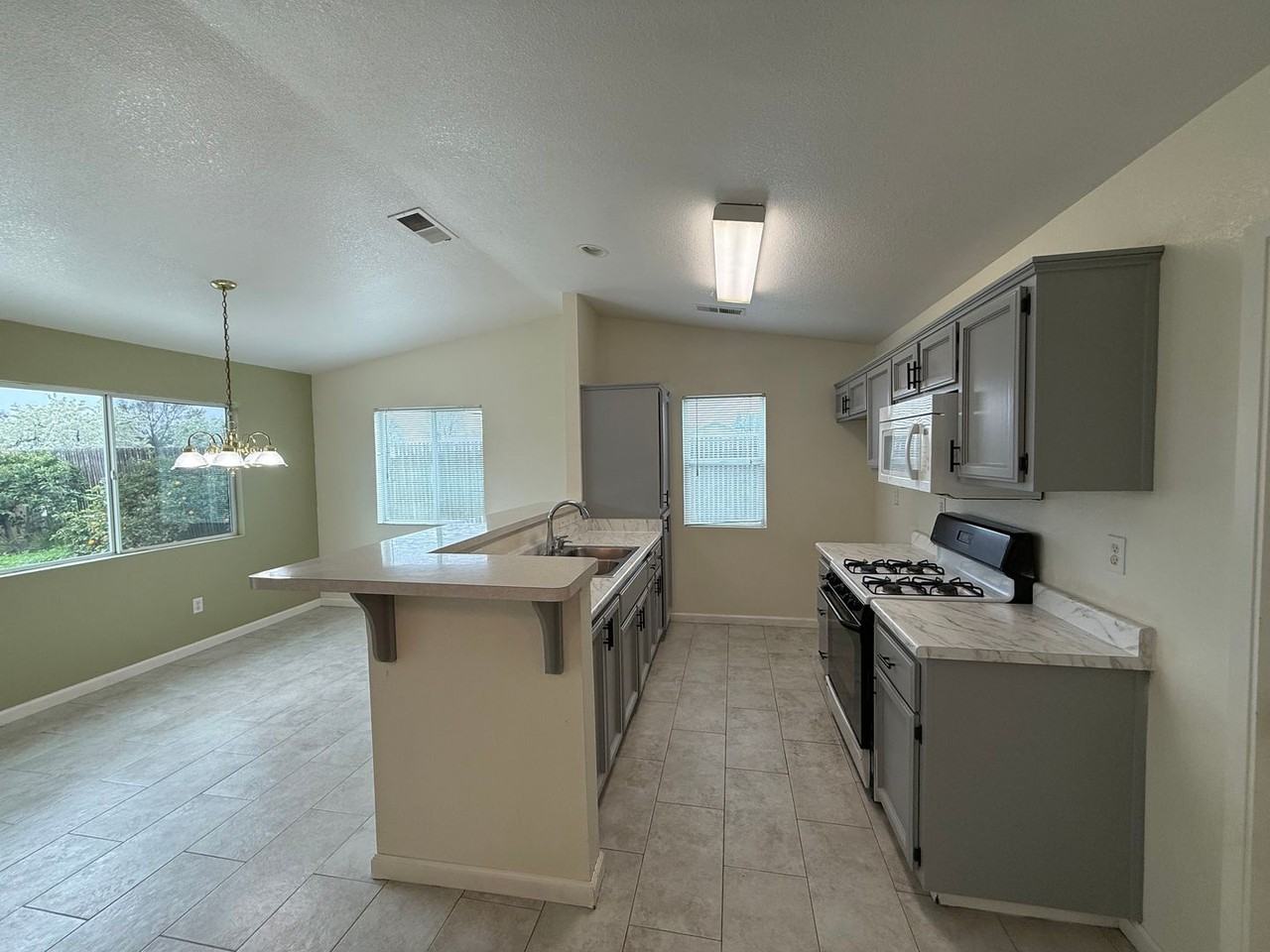 501 Lake Valley Dr - Photo 4 of 10