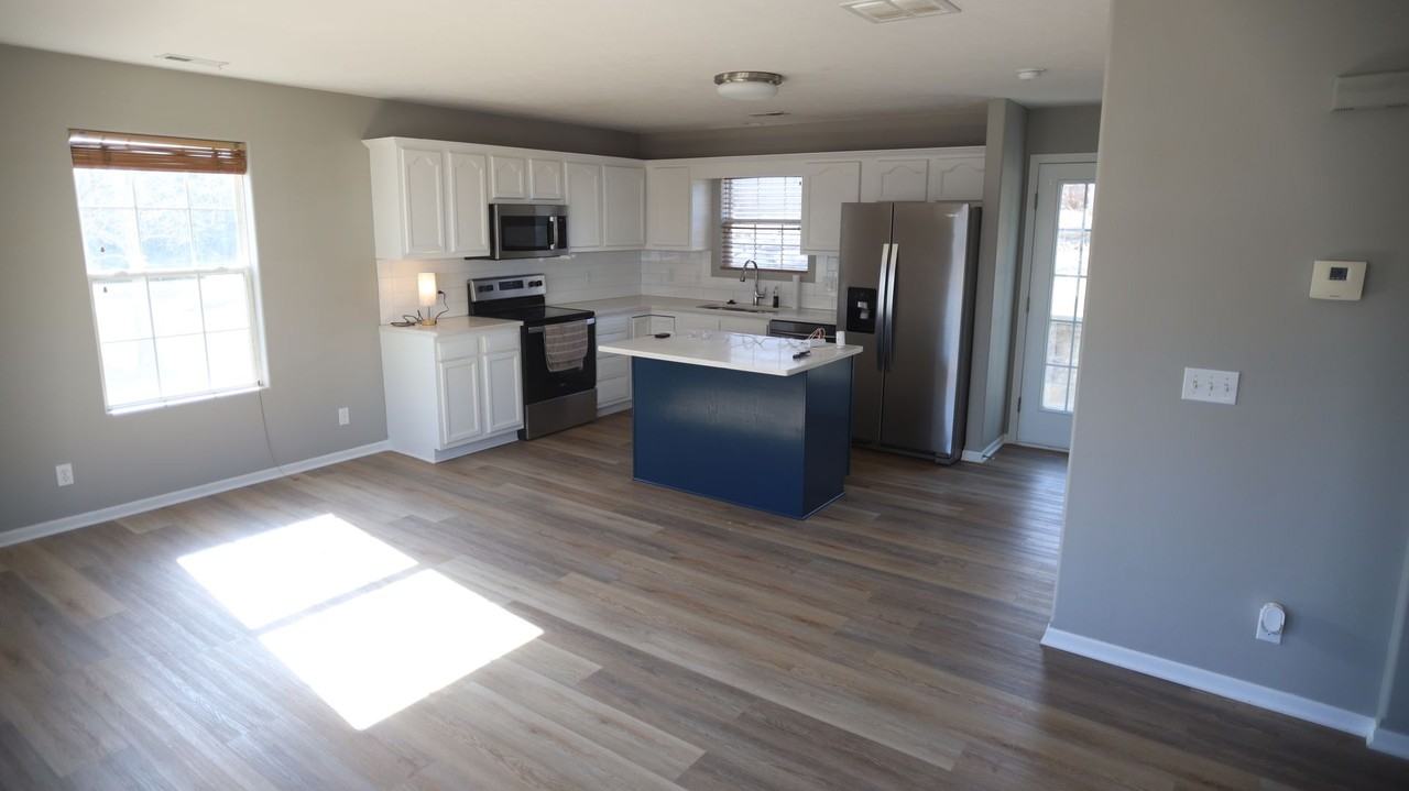 4202 N 147th Plz - Photo 6 of 22