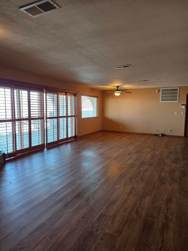 3035 Rosewood Ave - Photo 7 of 49