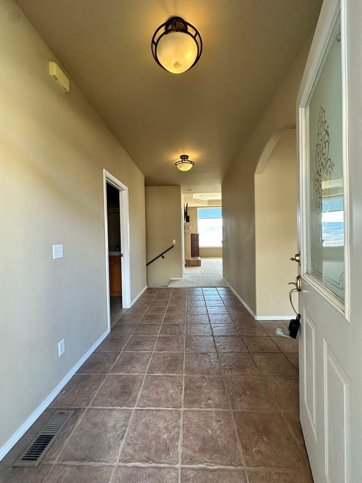 946 Briarwood Dr - Photo 2 of 26