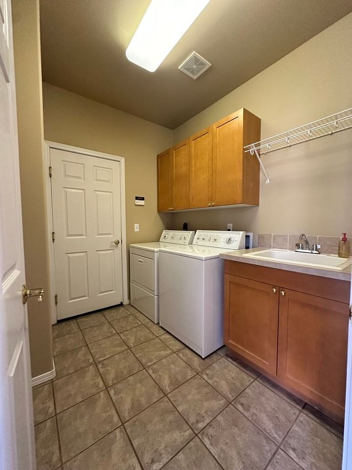 946 Briarwood Dr - Photo 3 of 26