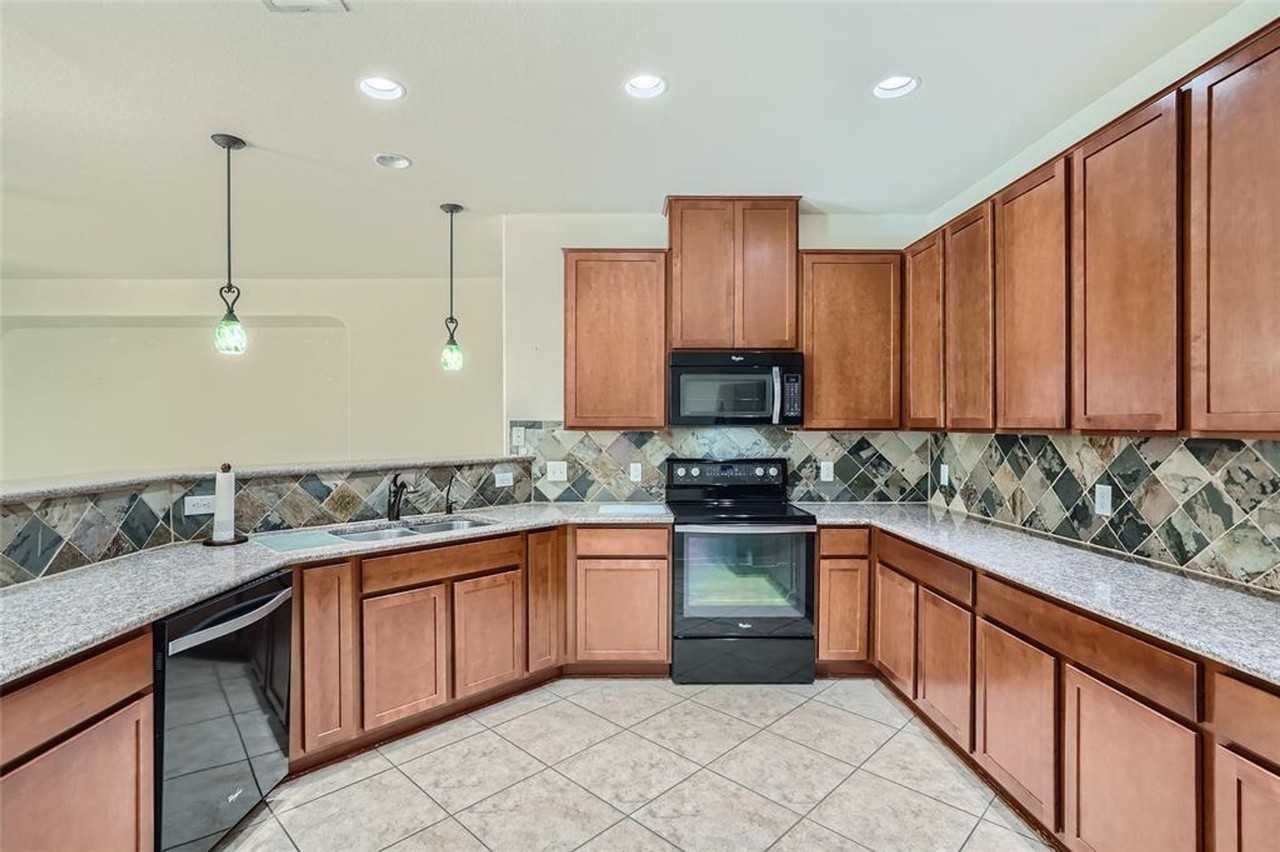 2228 Mccombs St - Photo 4 of 38