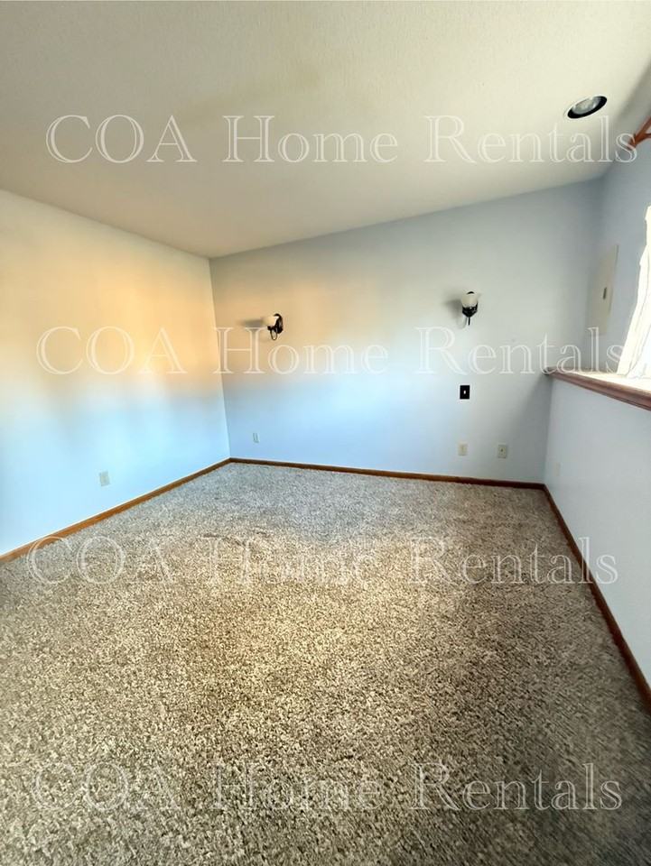 721 S Westview Cir - Photo 4 of 20