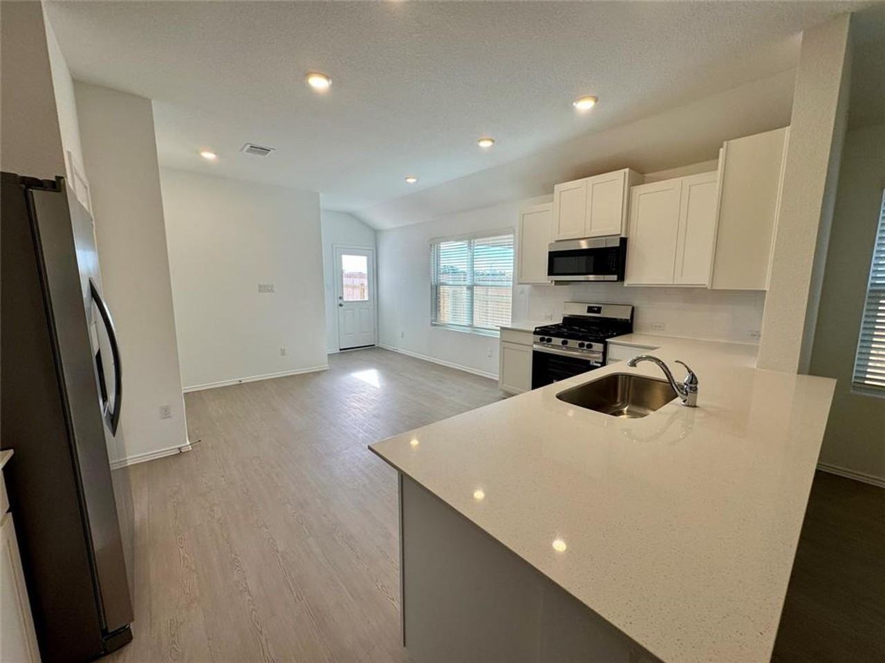 1406 Roaming Oak Bnd - Photo 2 of 9