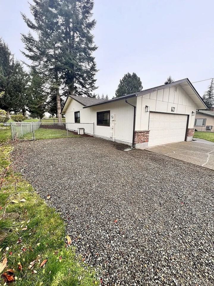 6413 Congressional Dr Se - Photo 3 of 35