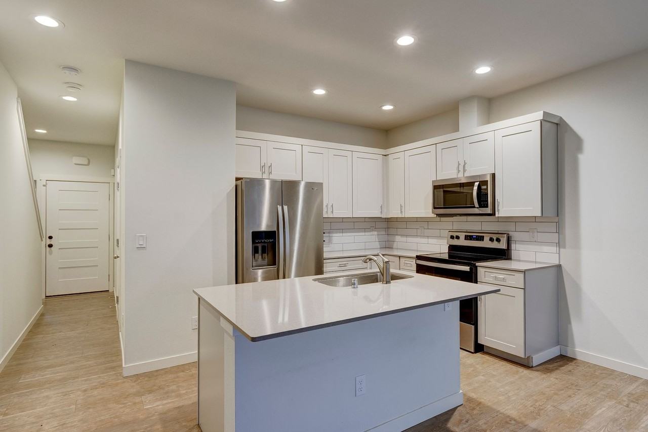 563 Ne Kettle St #A3 - Photo 4 of 21