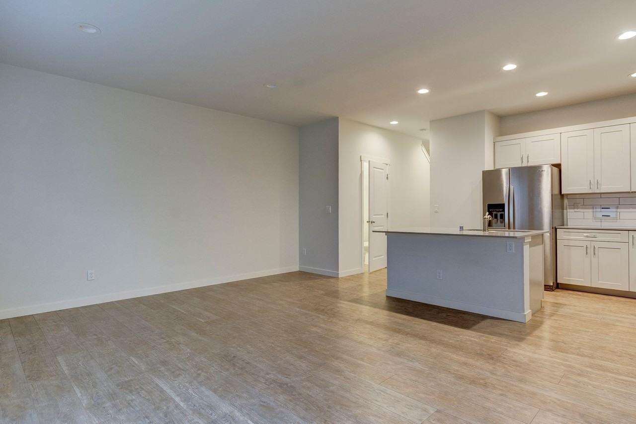 563 Ne Kettle St #A3 - Photo 5 of 21